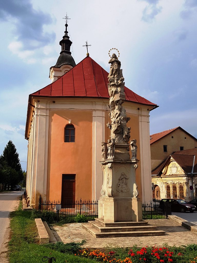 Mária mennybevétele-szobor, Csetnek (Liszka József felv., 2019)