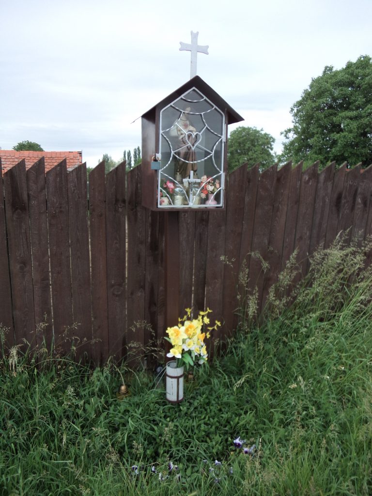 Képoszlop Jézus szíve-szoborral, Nagycétény (Csuty András felv., 2015)