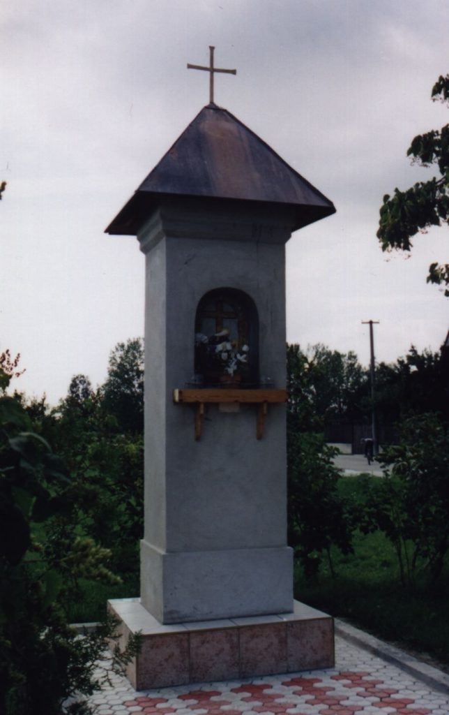 Képoszlop, Komáromfüss (L. juhász Ilona felv., 2000)