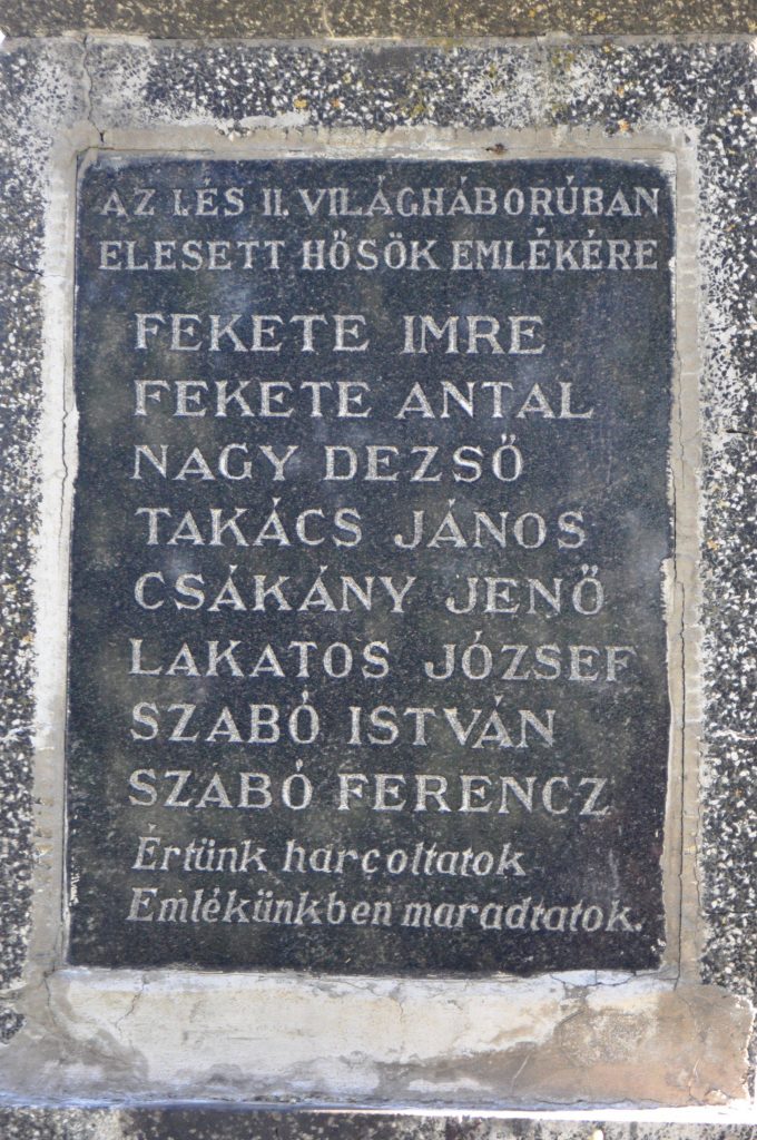 Temetői feszület – világháborús emlék (felirat), Izsap (Liszka József felv., 2012)