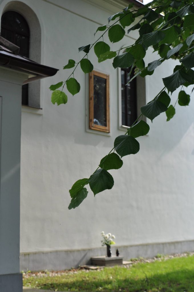 Szoborfülke a római katolikus templom külső falában, Béke (Foto: L. Juhász Ilona, 2011)