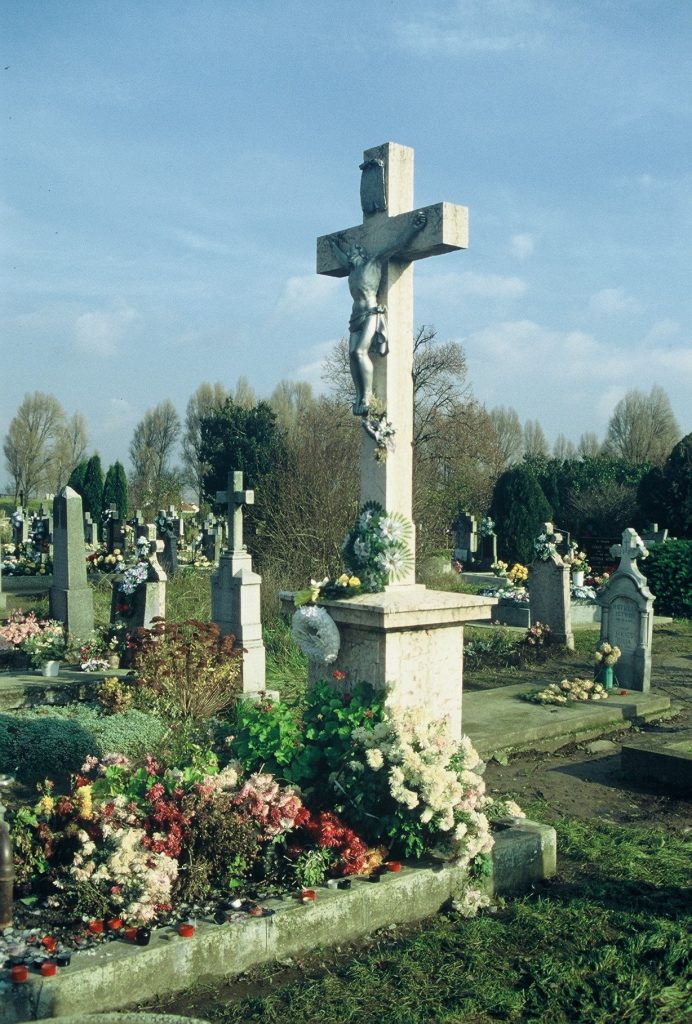 Temetői feszület, 1827, Bátorkeszi (Foto: Liszka József, 1998)