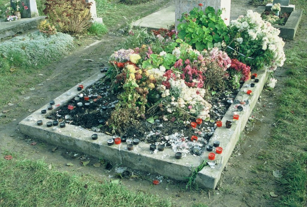 Temetői feszület (környezet), 1827, Bátorkeszi (Foto: Liszka József, 1998)