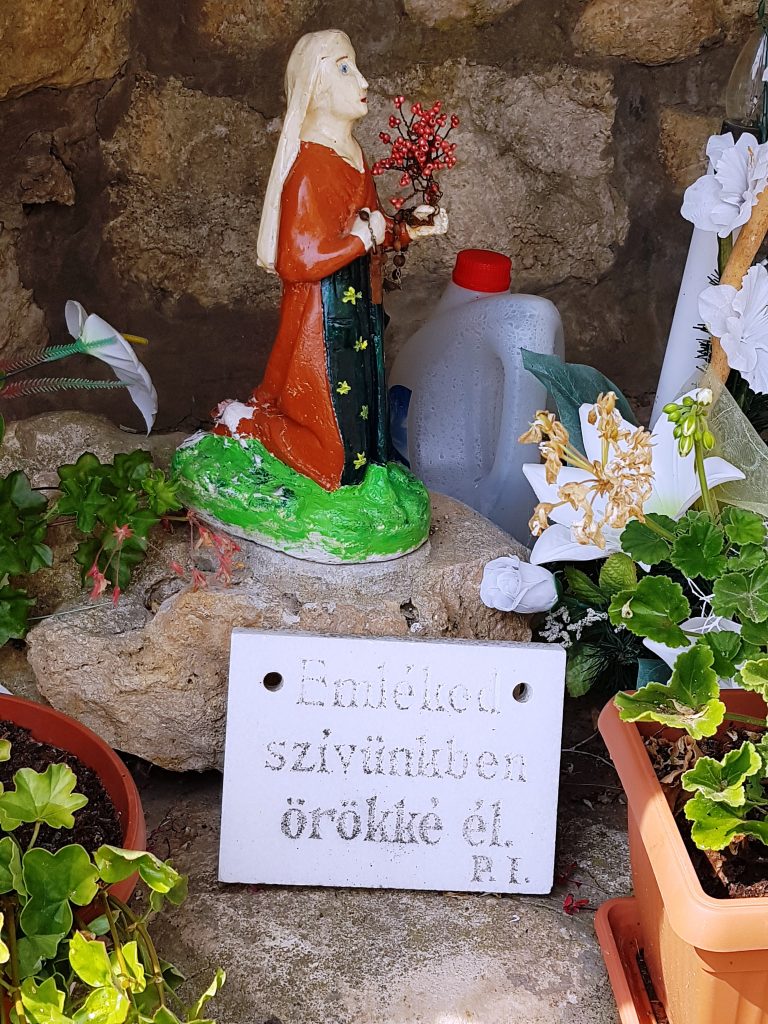 Lourdesi barlang, Szent Bernadett, hálatábla, Bori (Foto: Liszka József, 2018)